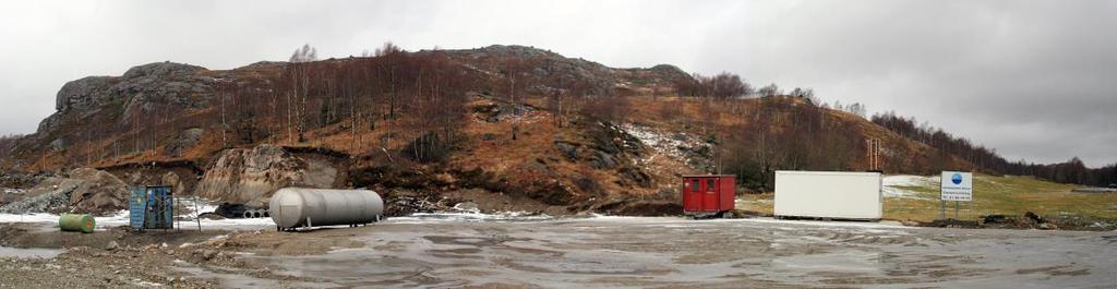 Lundafjellet sett fra sør. Moreneryggen midt i bildet skiller seg fra de skrinne knausene bak.