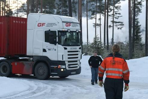 Vi brukte bare en halv time på å tømme containeren, og plasserte alt midlertidig i et telt på industritomta til svogeren min.