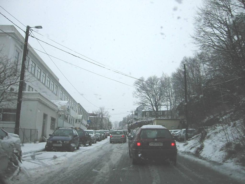 Foto fra en vinterdag i Breiviksveien - mye kantparkering langs veien Energi Området ligger ikke innefor konsesjonsområde for fjernvarme i Bergen.