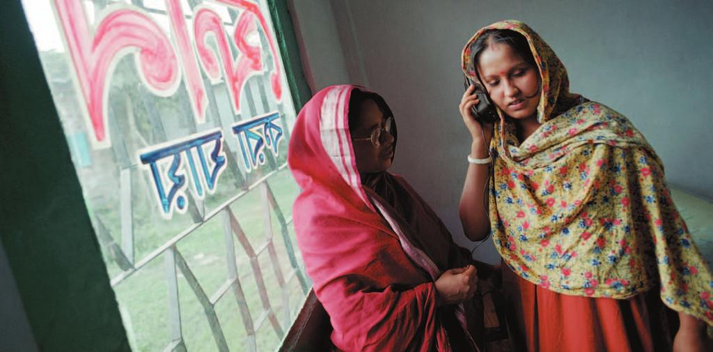 NORFUND ÅRSRAPPORT 2004 Virksomheten 13 En telefon i hver landsby The Village Phone Program går i korthet ut på at fattige landsbykvinner i Bangladesh får låne penger til kjøp av mobiltelefoner, som