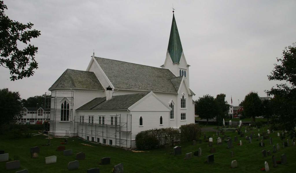 Figur 1: Manger kirke ifm restaureringsarbeider i 2006 (Foto Even Skulstad) Forsterkningsarbeider består av