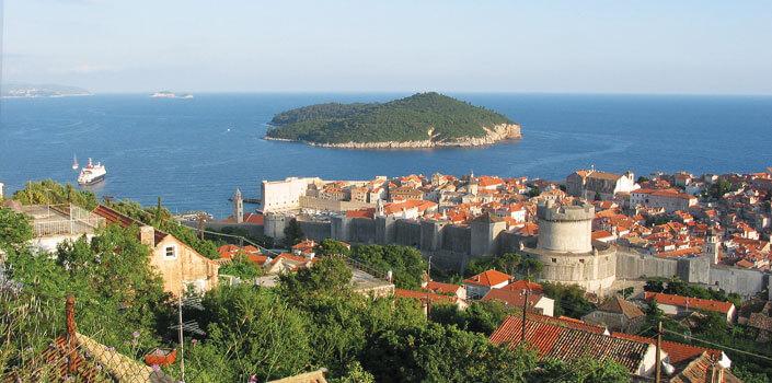 Sør-Kroatia (Dubrovnik) Lei seilbåt eller katamaran fra Adriaterhavets Perle Dubrovnik En seilferie ved Dubrovnik på Kroatias dalmatiske kyst, er intet mindre enn et cruise gjennom paradis.