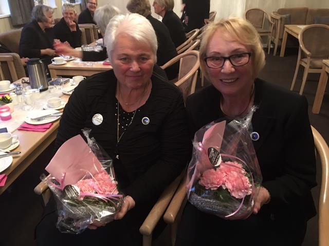 . 27. april Søster Inger Marie Mathisen og søster Turid Rabone hadde nylig fylt 70 år og fikk overrakt blomster fra Logen.