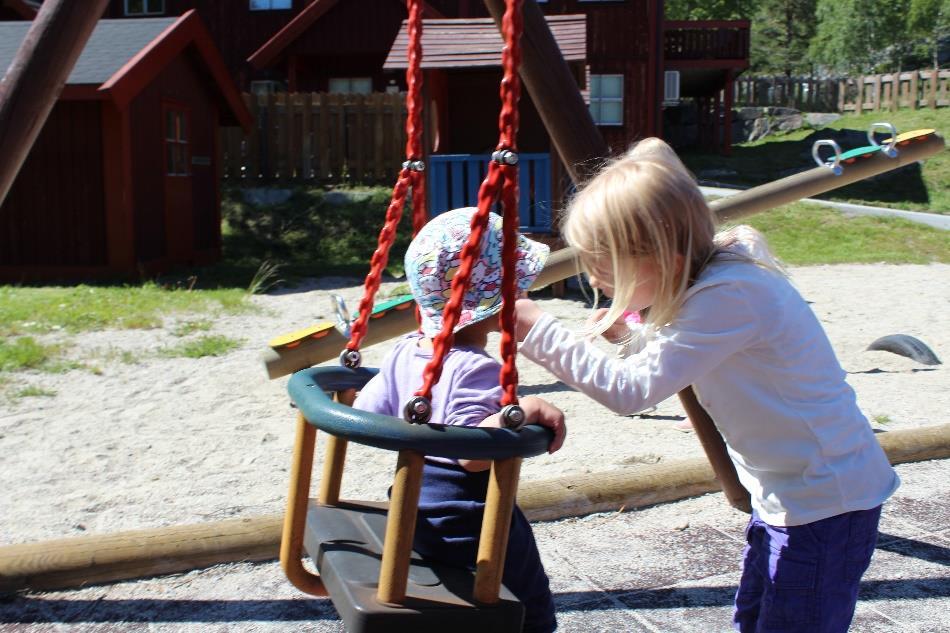 Vi ønskjer å ivareta barna sitt behov for OMSORG ved å: lytte til barna og møte dei med tid og nærleik bruke humor og glede,