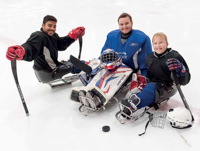 Fra venstre: Thommas Avdal, Johan Grønnlien og Alexander Lyngroth. Foto: Anders Henriksen Thommas Avdal i Oslo Kjelkehockeyklubb: - Vi gjør de unge friskere!