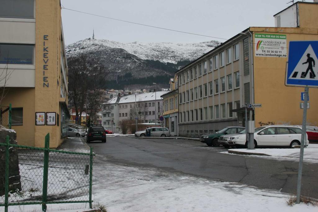 "Torg" Eikeveien Dette området på Wergeland utgjør en urban struktur, bygningen er oppført på 1960-tallet i en stram funksjonalistisk stiluttrykk.