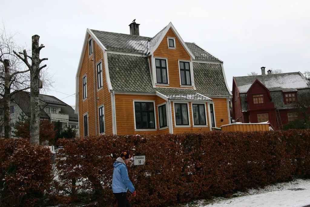 Nyhaugveien 13 og Elvebakken 14 Rødt hus er Nyhaugveien 13 (15/217), oppført i 1917.