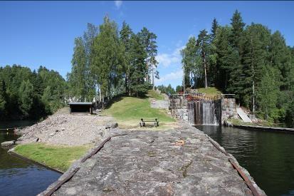 Slusene går gjennom et lite fjellparti og slusekamrene er utført i huggen stein.