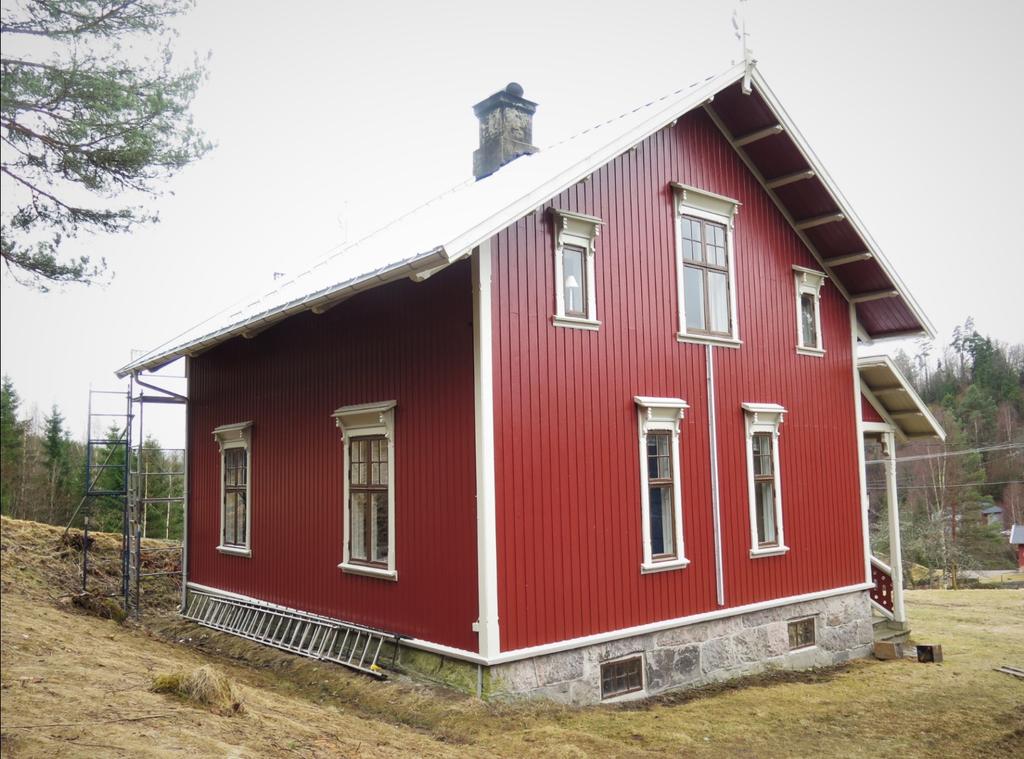 Opprinnelig med laftede vegger, men kledd utvendig i med stående rustikk panel m/staffasje.