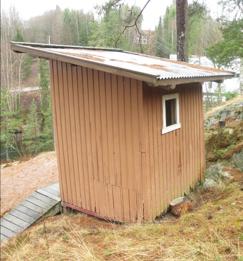 Enkel frittstående bygning i reisverkskonstruksjon med stående kledning, og tekket med bølgeplater.