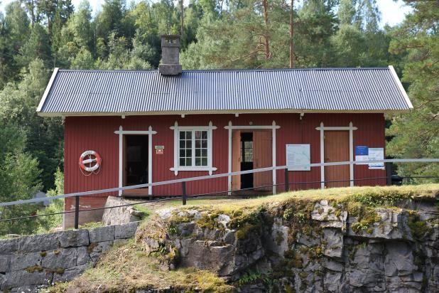 Fundamentert på støpt ringmur, jordgulv i smia og tregulv i oppholdsrommene, satt opp i reisverk med stående rustikkpanel utvendig og bølgeblikk på taket.