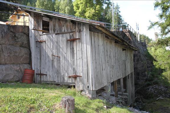 Sannsynligvis bygd for lager av bl.a. stilasmaterialer o.l. i umiddelbar nærhet av slusa.