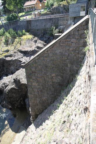 Både slusekamrene og dammen ble bygget av stein som kom fra et steinbrudd litt ovenfor Vrangfoss. Da dammen ble bygd var den Nord-Europas høyeste murdam.