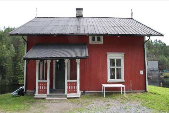 Opprinnelig med laftede vegger, men kledd utvendig med stående rustikk panel