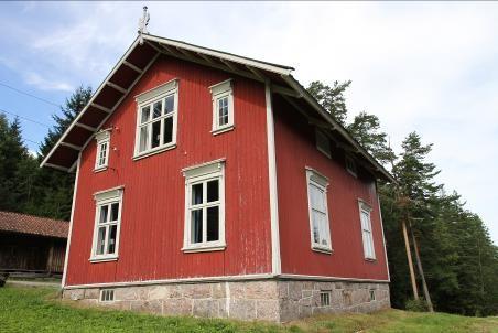 Fundamentert på solid mur i huggen granitt, med full kjeller.