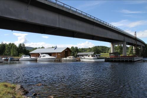 Bryggen er utført i huggen stein fundamentert på peler (34x16m), og ble forlenget med et betongdekke (22x16m) i forbindelse med oppføringen av Ulefoss bru i 1978.