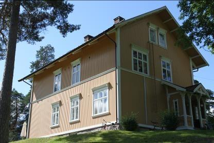 Huset har delvis innredet loft og kjeller med bakerovn.