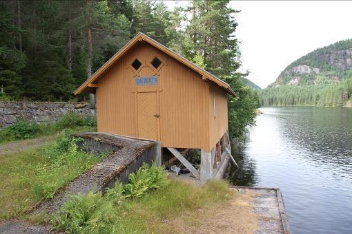 Smeodden ID 171941-63 Smeodden brygge, og 64 Varehall ved Smeodden brygge Smesodden brygge ligger i nordre ende av Kviteseidvatn ved innseilingen gjennom Strauman mot Bandak, og på motsatt side av