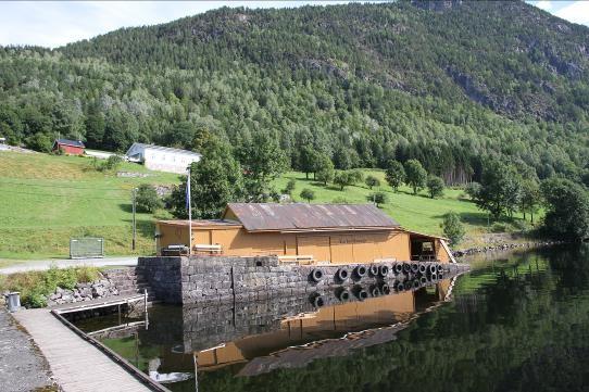 Lårdal ID 171941-65 Lårdal brygge, og 66 Varehall på Lårdal brygge Lårdal brygge ligger i på nordsiden av Bandak, omkring tvers overfor Bandaksli brygge.