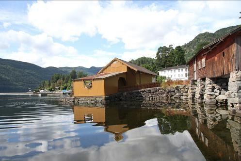 Pakkhuset på Lårdal brygge er trolig oppført omkring 1850-60, og tilhørte den eldre Triset brygge.