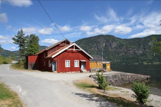 Bandaksli ID 171941-68 Bandaksli brygge Bandaksli brygge ligger på sørsiden av Bandak, omtrent tvers overfor Lårdal brygge.