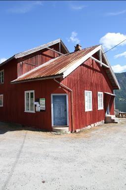 Varehallen på Bandaksli brygge ble oppført i driftsåret 1909/10. Varehallen er bygget tilstøtende, med gjennomgang via dør, til butikk/lager (ID 171941-70).