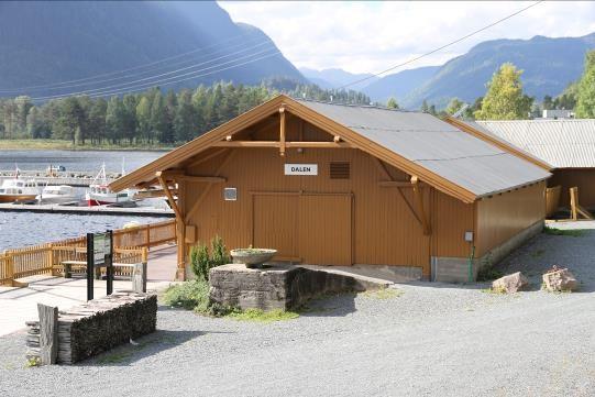 Varehallene ble i den første tiden gjerne satt opp som åpne trekonstruksjoner med profilerte dragere og stolper.