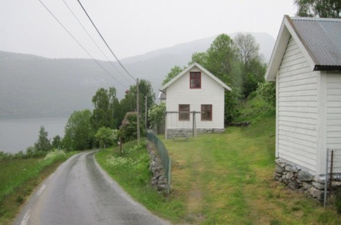 Utkøyringa er plassert i skifte frå nedre til øvre kultursone/ jordbrukssone og bryt neset og den samanhengande bakken i to. Plassen bidreg ikkje til å sjå stadens relasjon til Solvorn.