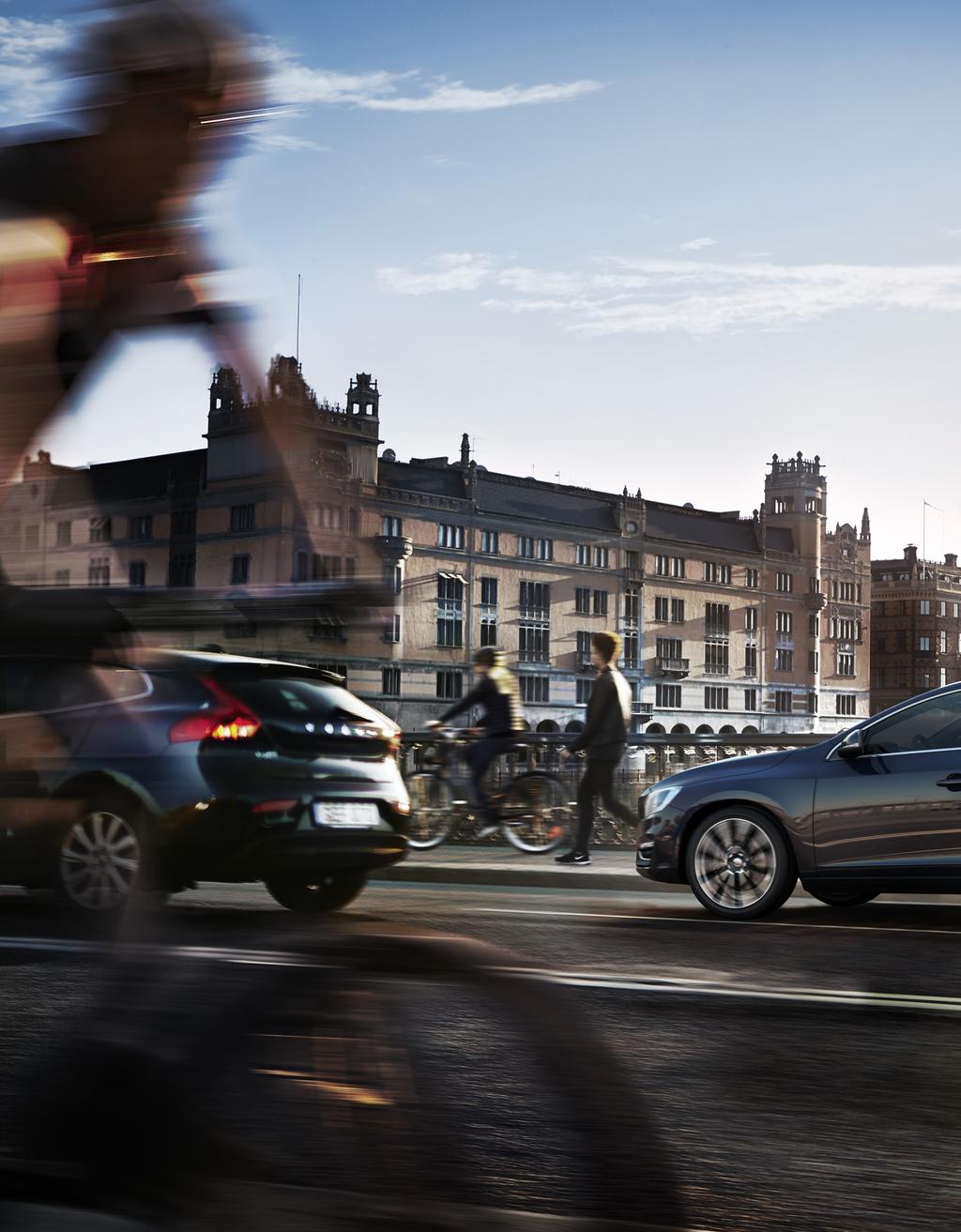 City Safety registrerer når bilen foran plutselig reduserer farten eller stanser.