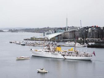 Spillefører stakk utspillet med esset og trakk ut trumfen i tre runder. Så tre runder kløver fra topp, fra hånden forsvant en hjerter. Når fargen satt 4-2 måtte Syd prøvde en ruter til kongen.