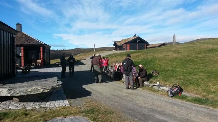 - Vi ble invitert til å delta på Steinset Økteren Hytterforening sin høst-tur som gikk inn til Slettehola/Slettehallen.