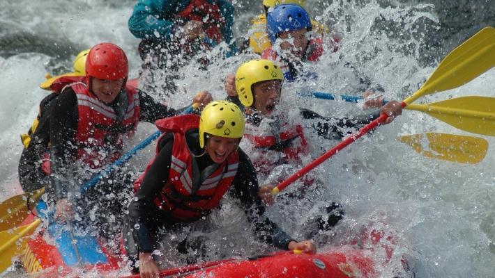 Rafting i Numedalslågen (135.1 km) Rafting er en opplevelse du bare må prøve! Her får du utfordret deg selv til en superspennende opplevelse, med masse spenning og moro.