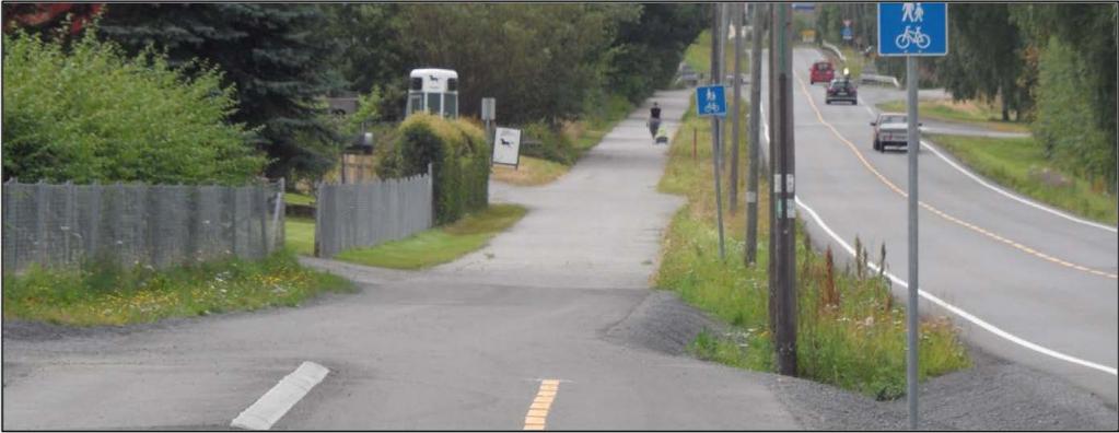 Til kommuneplanens arealdel er sykkeltraseene vist i eget kartvedlegg. Rute 1 følger Storgata og møter Gudbrandsdalsvegen nord for Rosenlund.