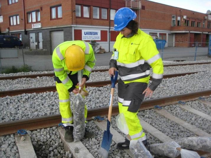 Ved bruk av hakke (løse opp fast lagring) og smal spade er det ikke til å unngå at finere partikler faller av steinkornene og gjemmer seg i underliggende hulrom.