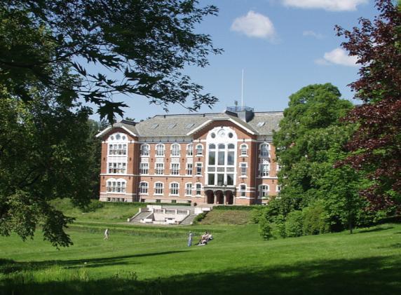 Figur 28: Det sentrale parkområde med Urbygningen som fondmotiv. (Foto: UMB/Knut Werner Alsén).