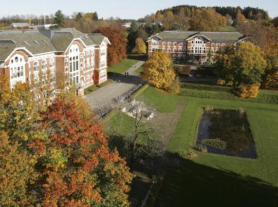 Aksene og siktkorridorene binder sammen bygninger, park og landskap i et hele.