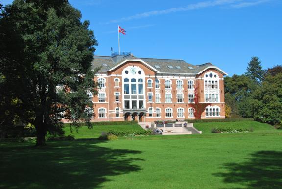 Fougnerhaugen stikker opp som en markert landskapsform nordvest for Urbygningen og utgjør et viktig skogsområde på UMB.