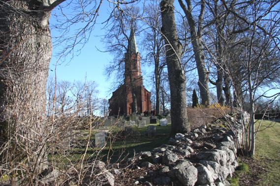 Figur 67: Ås kirke omkranset av fine steingjerder. (Foto: Multiconsult). Figur 68: Ås kirke sett fra Campus. (Foto: Multiconsult). 6.6 Delområde VI Frydenhaug Frydenhaug ligger som en skogkledd ås nord for Sørhellinga på toppen av Åsmorenen, og fungerer som et romdannede element for UMB parken.