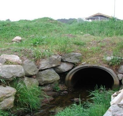 Metoder Vannføringen i Timebekken blir estimert på bakgrunn av en kombinasjon av 1) målinger av vannstand i et rør ved utløpet av nedbørfeltet, 2) målt grøfteavrenning i Vinningland (målestasjon