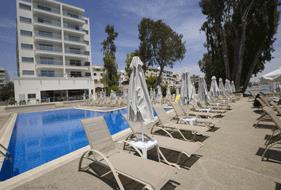 Harmony Bay Hotel ligger i Limassol by, få meter fra sjøen, og har utendørs basseng,