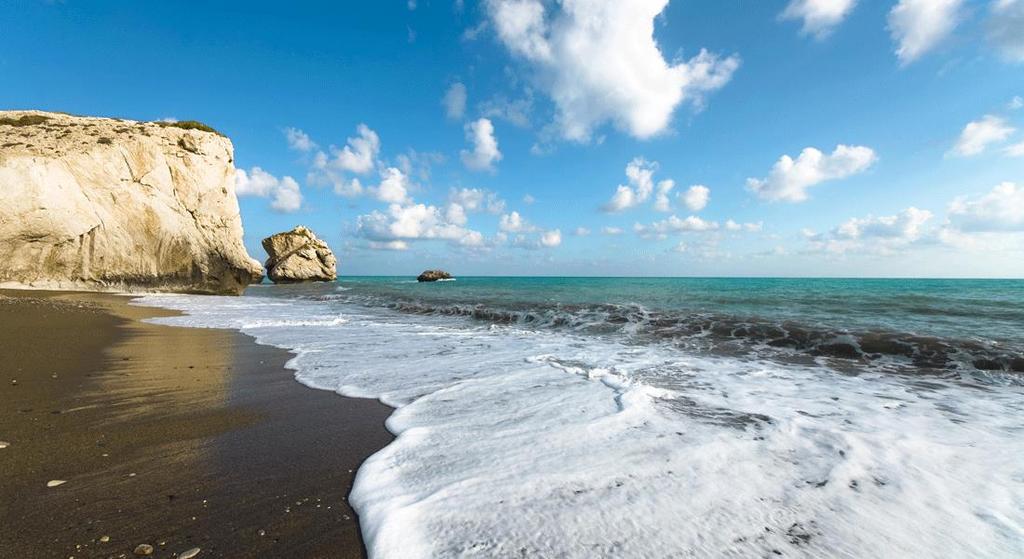 6 Dag 5 3. vandring: Vandring til Aphrodites fødested (F) Etter frokost kjører vi til landsbyen Pissouri. Dagens vandring går til det legendariske Aphrodites fødested, "Petra tou Romiou".