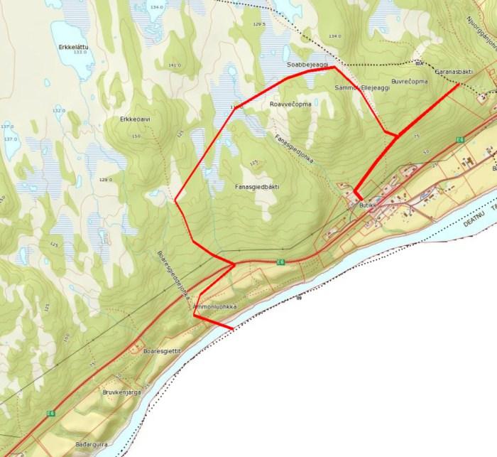 Rød trasé er forslag til ny trasé. Blå farge viser eksisterende, forskriftsfestede trasé. Denne utgår på grunn av manglende grunneiertillatelser.