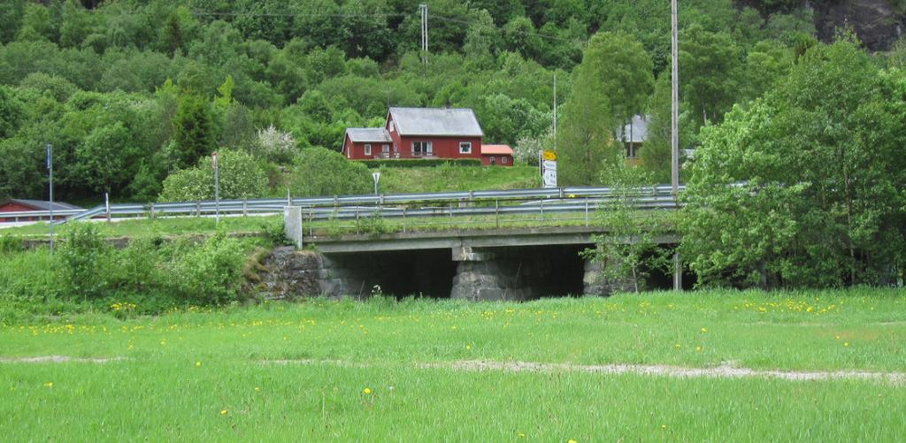 FORPROSJEKT 13 (35) Figur 11 - Fra /1/ På sydsiden av Driva nær krysset med Fv312 er det innlagt tre stk flerplaterør som breddeutvidelse av en eldre bro.