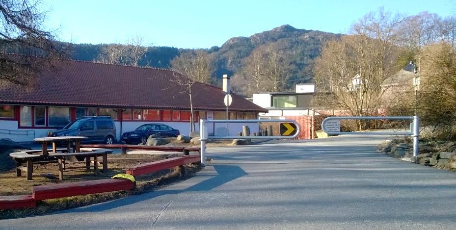 Trygg skoleplass i skoletiden De nylig oppsatte bommene gir våre elever en tryggere skoleplass til fri lek, både i skoletid og når de minste er på skolefritidsordningen.