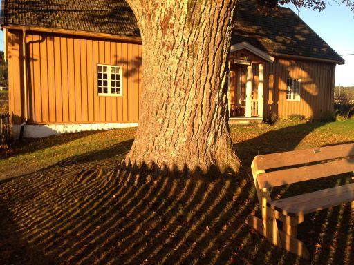 Beliggenhet og naturgrunnlag: Lokaliteten ligger nord for parkeringsplassen ved Rælingen kirke, øst for