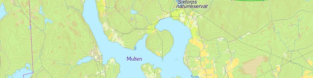 Sumpskogen ligger ved foten av et høyere liggende fjellparti på sørsiden av Stora Sirsjön, med Trollkarlsklint (260 moh.) som høyeste punkt.