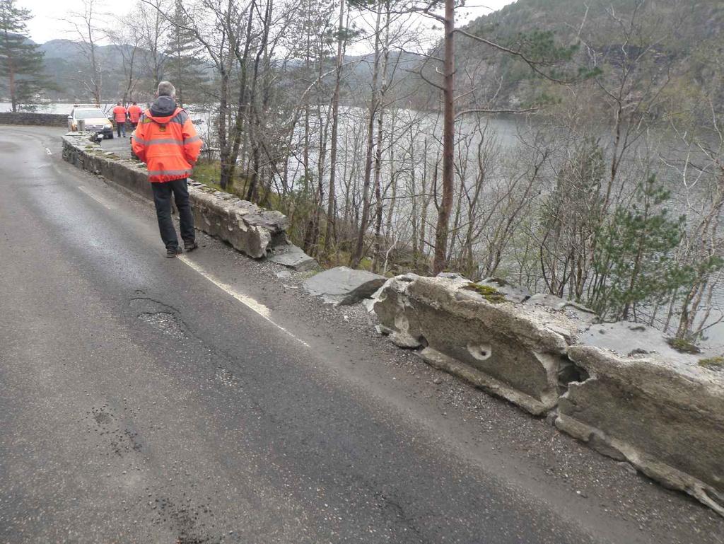 steinmur forlenges fra brua og føres ut til sideterrenget, støpes