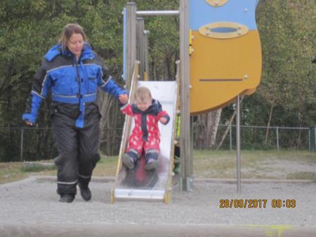 slik at du lever deg inn i hvordan barnet har det og at du forsøker å tilpasse deg til barnet og følge det som barnet er opptatt av. Da vil barnet føle at du bryr deg om det.