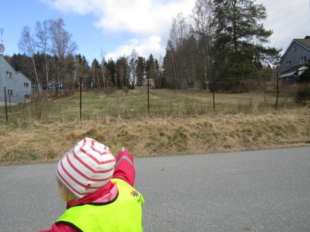 er trampoliner som de kan hoppe på Vi begynte å koste grus og rake løv tidlig i april og