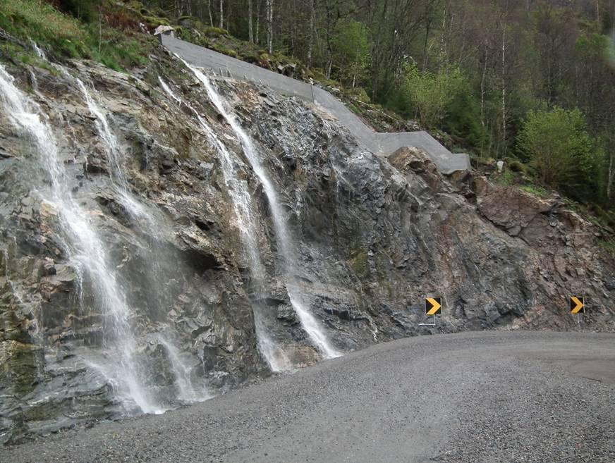 Den østre delen av skjæringen er opptil ca 10 meter høy, se figur 5. Området som er merket med rød stiplet linje anbefales enkelte partier å sikres med sporadisk boltesikring.